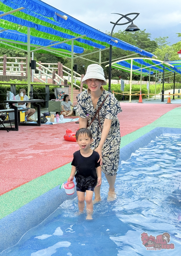 【嘉義玩水】嘉義竹崎親水公園:嘉義2025最強玩水景點,免費兒童戲水區,附設遮陽休息空間和盥洗室~