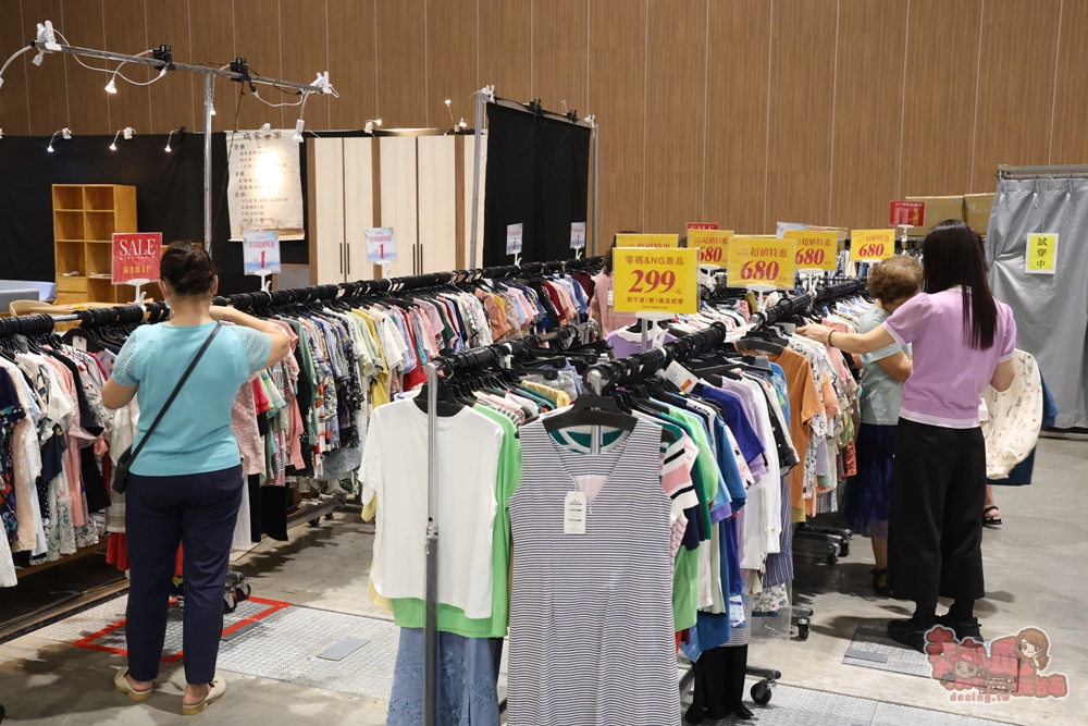 【台南特賣】台灣廠拍:tokuyo 按摩椅限量 4 折出清！品牌運動鞋第二件只要 10 元，超多涼感衣、各國人氣零食通通下殺~