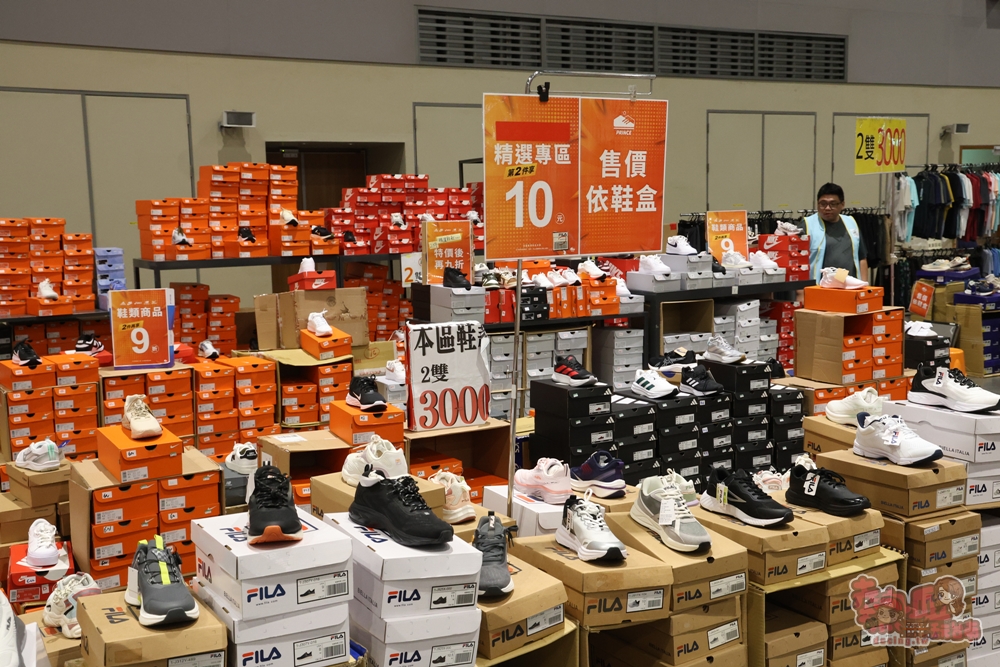 【台南特賣】台灣廠拍:tokuyo 按摩椅限量 4 折出清！品牌運動鞋第二件只要 10 元，超多涼感衣、各國人氣零食通通下殺~