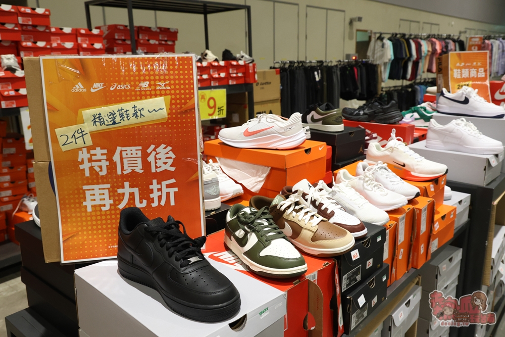 【台南特賣】台灣廠拍:tokuyo 按摩椅限量 4 折出清！品牌運動鞋第二件只要 10 元，超多涼感衣、各國人氣零食通通下殺~
