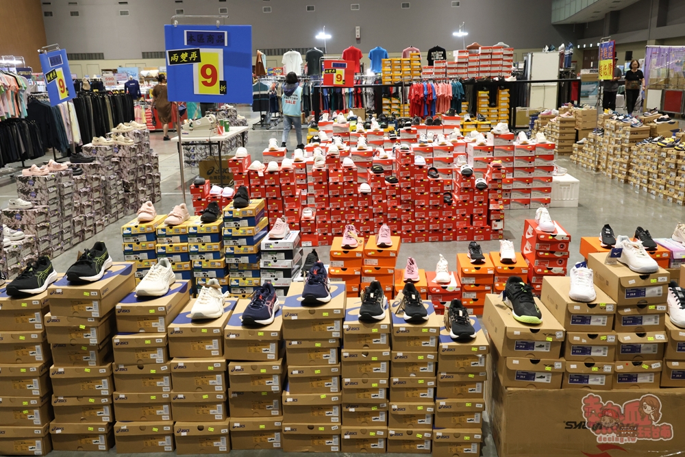 【台南特賣】台灣廠拍:tokuyo 按摩椅限量 4 折出清！品牌運動鞋第二件只要 10 元，超多涼感衣、各國人氣零食通通下殺~