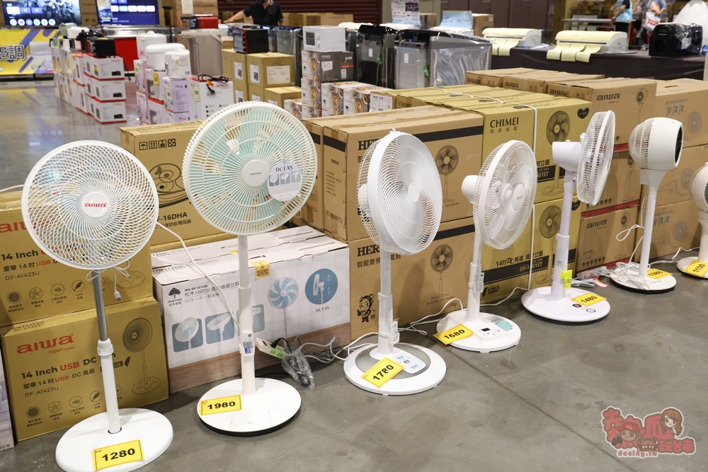 【台南特賣】台灣廠拍:tokuyo 按摩椅限量 4 折出清！品牌運動鞋第二件只要 10 元，超多涼感衣、各國人氣零食通通下殺~