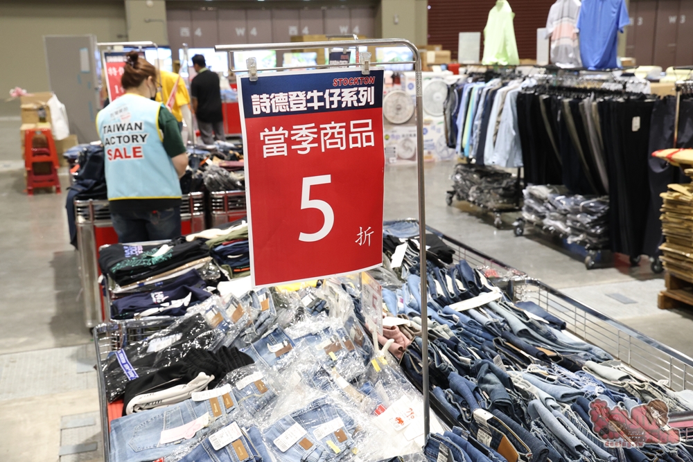 【台南特賣】台灣廠拍:tokuyo 按摩椅限量 4 折出清！品牌運動鞋第二件只要 10 元，超多涼感衣、各國人氣零食通通下殺~