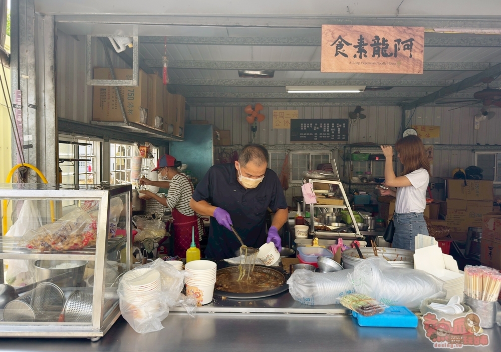 【台南素食】阿龍素食:永康大灣素食推這間,在地人的愛店,必點每日限量米糕,炒米粉也超好吃~