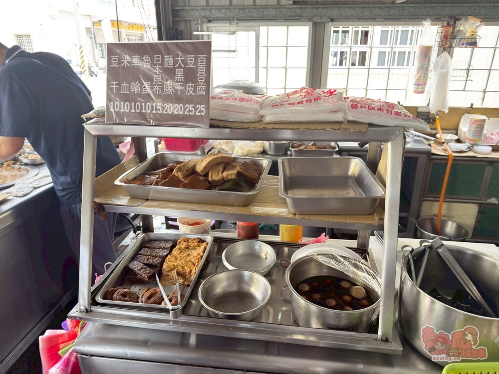 【台南素食】阿龍素食:永康大灣素食推這間,在地人的愛店,必點每日限量米糕,炒米粉也超好吃~