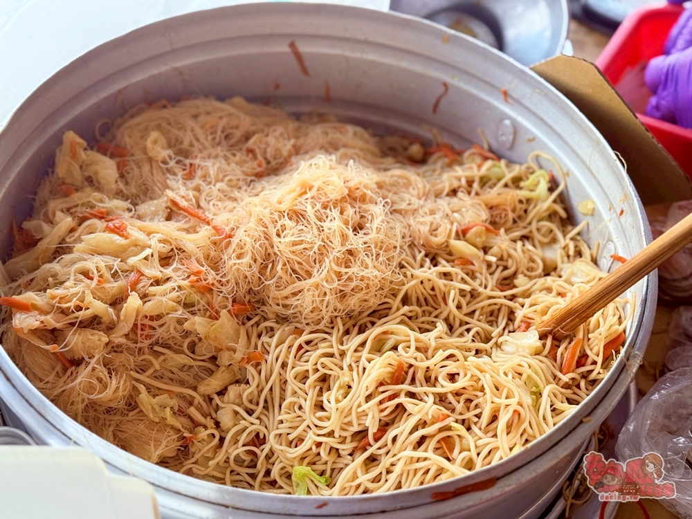 【台南素食】阿龍素食:永康大灣素食推這間,在地人的愛店,必點每日限量米糕,炒米粉也超好吃~