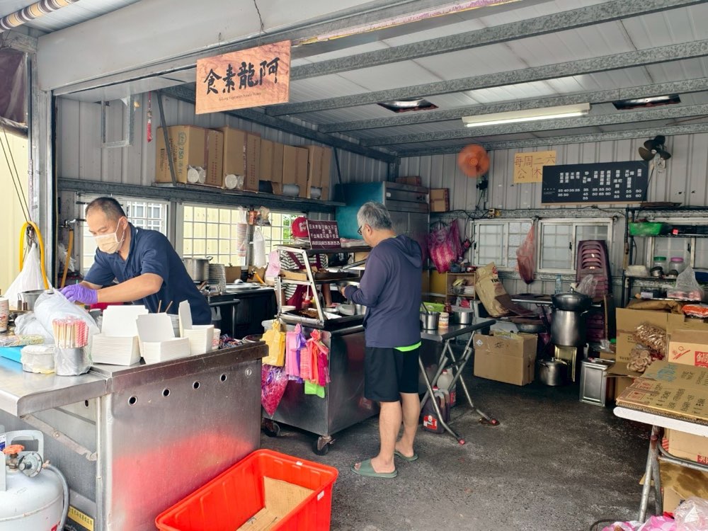 【台南素食】阿龍素食:永康大灣素食推這間,在地人的愛店,必點每日限量米糕,炒米粉也超好吃~