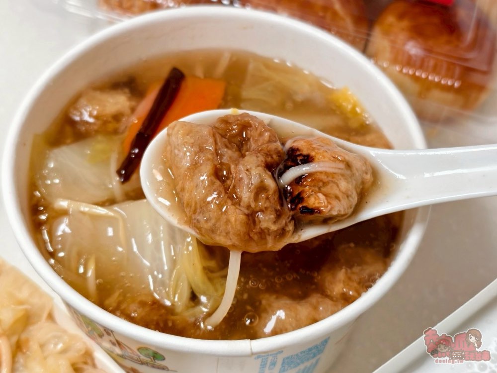 【台南素食】阿龍素食:永康大灣素食推這間,在地人的愛店,必點每日限量米糕,炒米粉也超好吃~