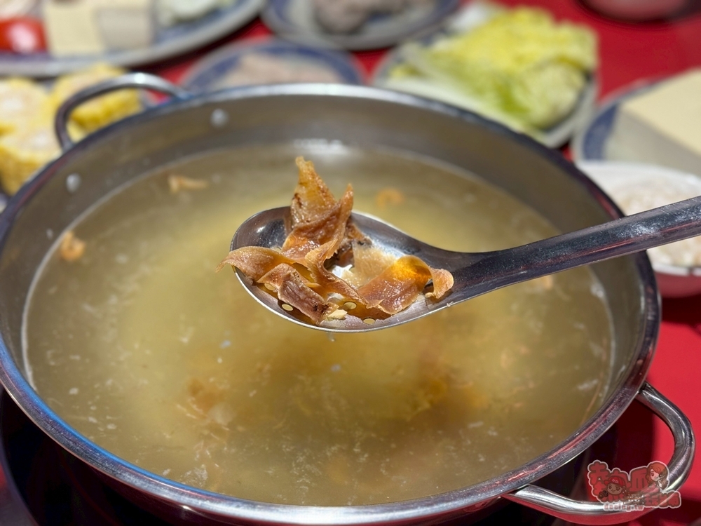 【台南火鍋】萬吉火鍋:台式老派辦桌氛圍火鍋店,現點現切溫體牛/豬,吃過一定會回訪的台南火鍋~