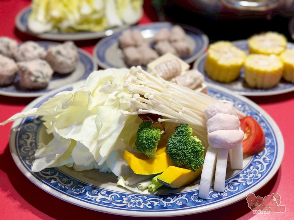 【台南火鍋】萬吉火鍋:台式老派辦桌氛圍火鍋店,現點現切溫體牛/豬,吃過一定會回訪的台南火鍋~