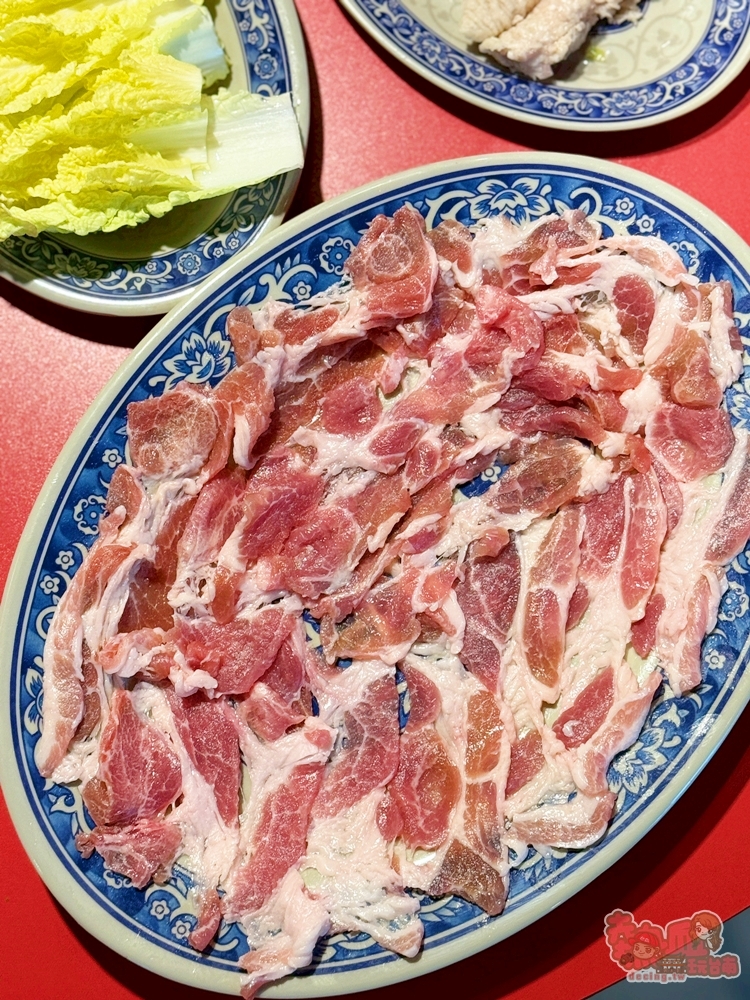 【台南火鍋】萬吉火鍋:台式老派辦桌氛圍火鍋店,現點現切溫體牛/豬,吃過一定會回訪的台南火鍋~