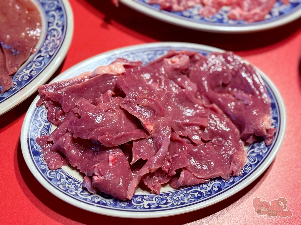【台南火鍋】萬吉火鍋:台式老派辦桌氛圍火鍋店,現點現切溫體牛/豬,吃過一定會回訪的台南火鍋~