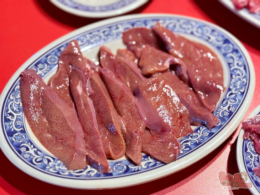 【台南火鍋】萬吉火鍋:台式老派辦桌氛圍火鍋店,現點現切溫體牛/豬,吃過一定會回訪的台南火鍋~