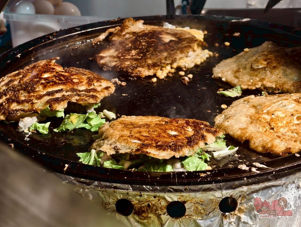 【台南夜市】廟口酥皮蚵仔煎:台南超脆皮蚵仔煎,顛覆傳統蚵仔煎吃法,獨門醬汁是關鍵~