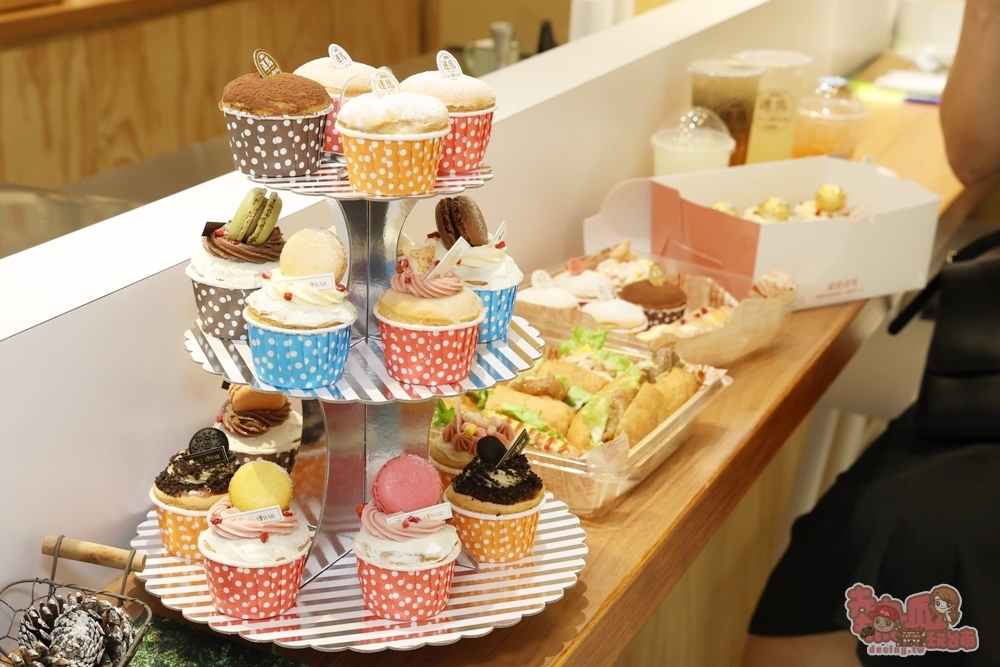 【台南美食】迷馬TEA BAR 茶飲·杯子蛋糕:生乳捲口感的杯子蛋糕,鬆軟又綿密,生日派對/野餐帶出場太有面子~ 【台南美食】迷馬TEA BAR 茶飲·杯子蛋糕:生乳捲口感的杯子蛋糕,鬆軟又綿密,生日派對/野餐帶出場太有面子~