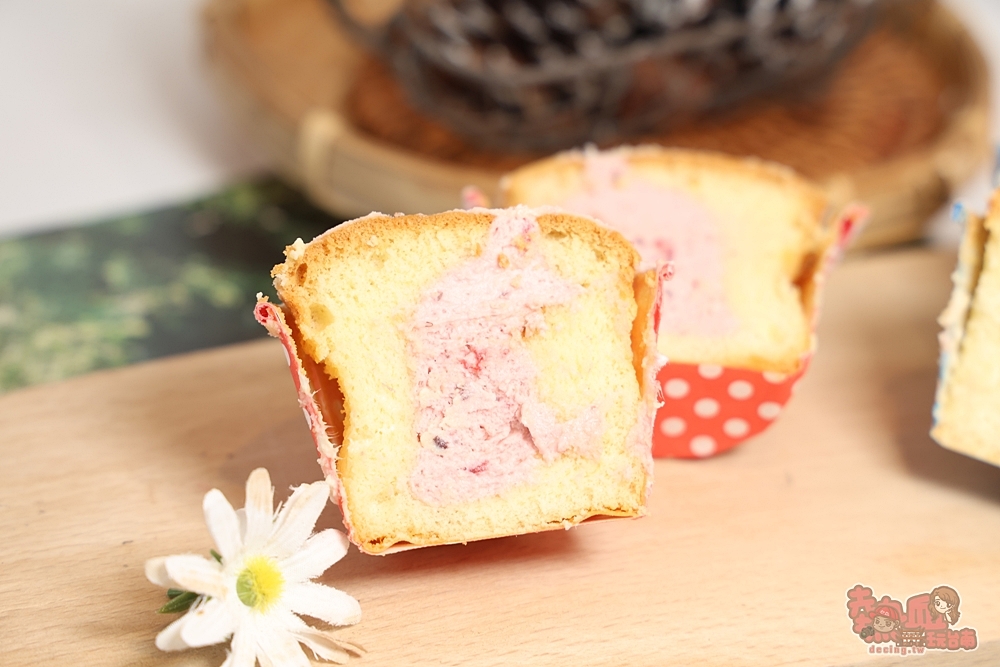 【台南美食】迷馬TEA BAR 茶飲·杯子蛋糕:生乳捲口感的杯子蛋糕,鬆軟又綿密,生日派對/野餐帶出場太有面子~ 【台南美食】迷馬TEA BAR 茶飲·杯子蛋糕:生乳捲口感的杯子蛋糕,鬆軟又綿密,生日派對/野餐帶出場太有面子~