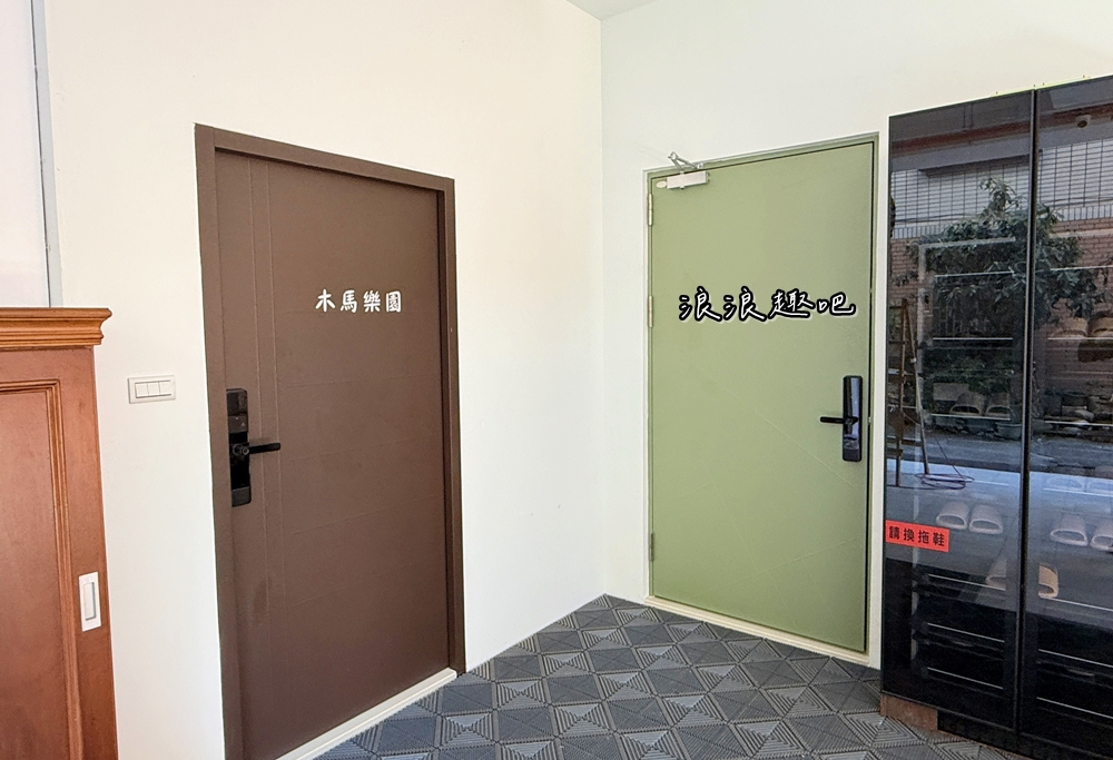 【安平包棟民宿】美萊茵安平民宿三館:可容納6–40人多人住宿，KTV、麻將桌、飛鏢機、免費停車一次滿足~