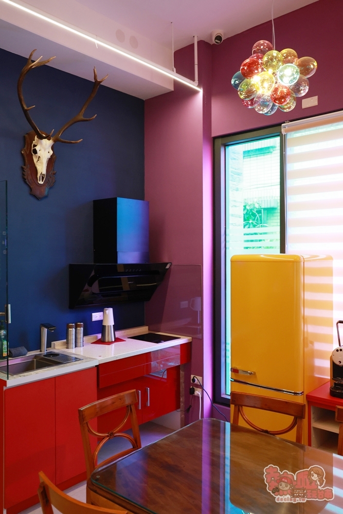 【安平包棟民宿】美萊茵安平民宿三館:可容納6–40人多人住宿，KTV、麻將桌、飛鏢機、免費停車一次滿足~