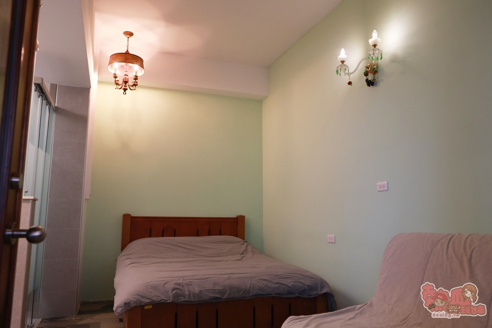 【安平包棟民宿】美萊茵安平民宿三館:可容納6–40人多人住宿，KTV、麻將桌、飛鏢機、免費停車一次滿足~