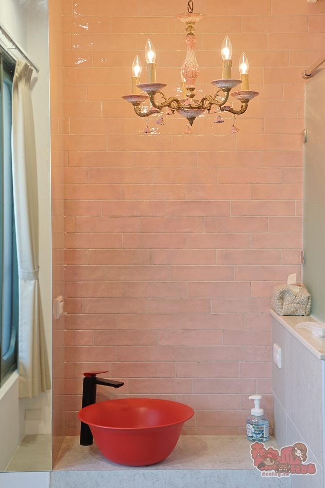 【安平包棟民宿】美萊茵安平民宿三館:可容納6–40人多人住宿，KTV、麻將桌、飛鏢機、免費停車一次滿足~