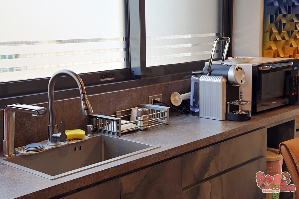 【安平包棟民宿】美萊茵安平民宿三館:可容納6–40人多人住宿，KTV、麻將桌、飛鏢機、免費停車一次滿足~