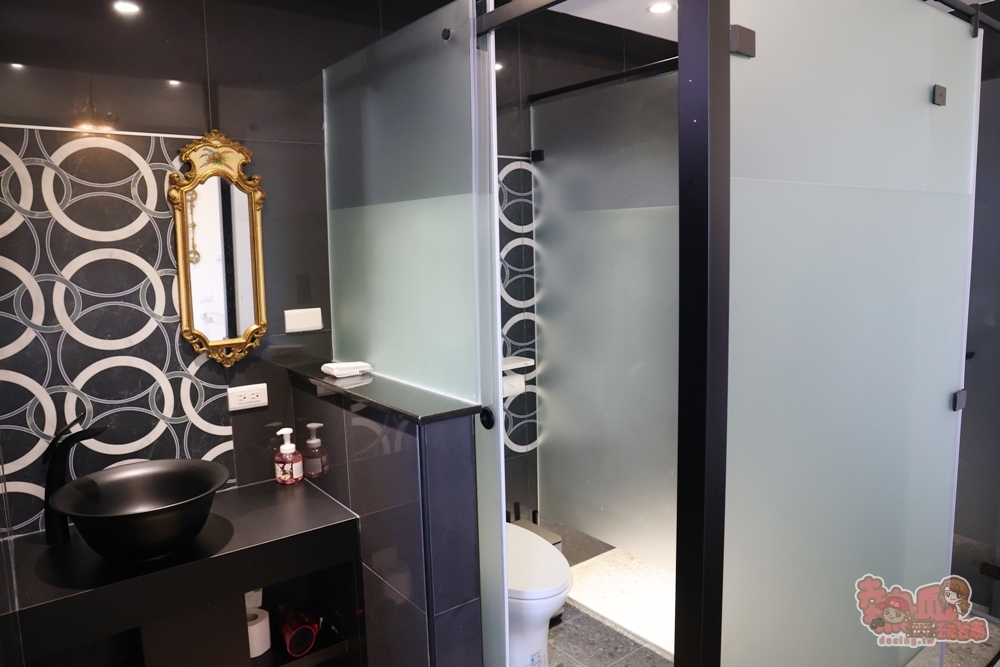 【安平包棟民宿】美萊茵安平民宿三館:可容納6–40人多人住宿，KTV、麻將桌、飛鏢機、免費停車一次滿足~