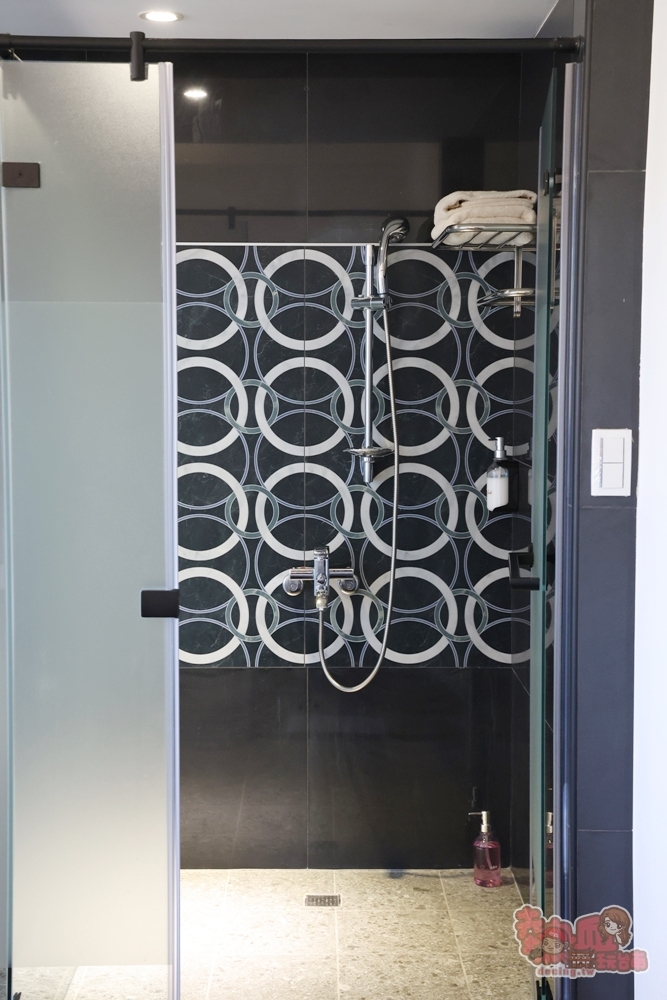 【安平包棟民宿】美萊茵安平民宿三館:可容納6–40人多人住宿，KTV、麻將桌、飛鏢機、免費停車一次滿足~