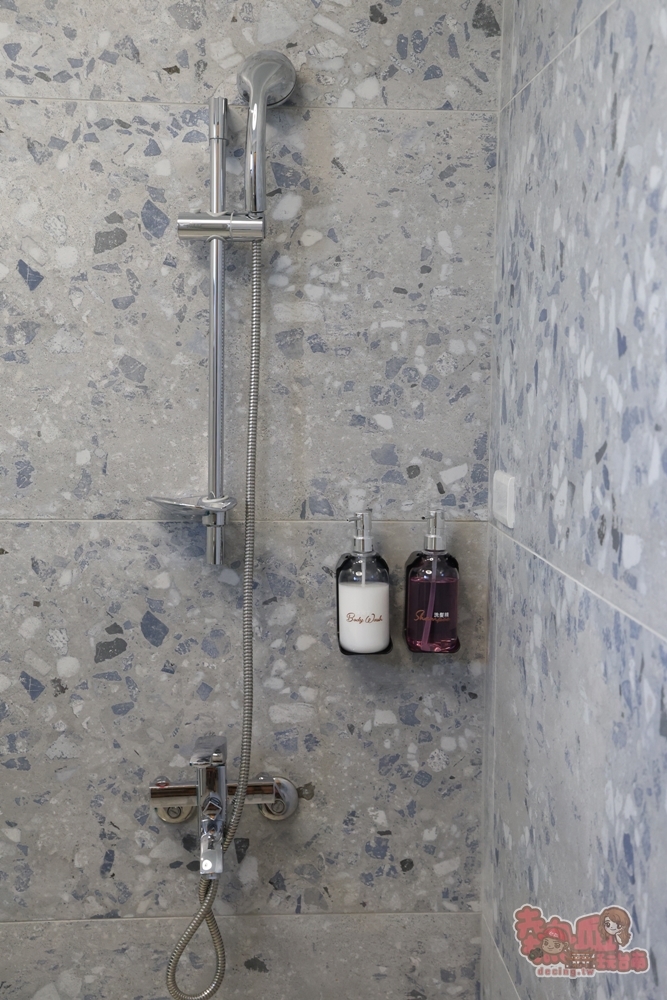 【安平包棟民宿】美萊茵安平民宿三館:可容納6–40人多人住宿，KTV、麻將桌、飛鏢機、免費停車一次滿足~