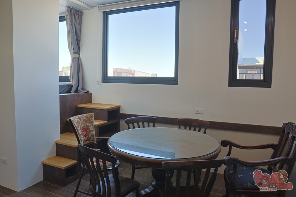 【安平包棟民宿】美萊茵安平民宿三館:可容納6–40人多人住宿，KTV、麻將桌、飛鏢機、免費停車一次滿足~