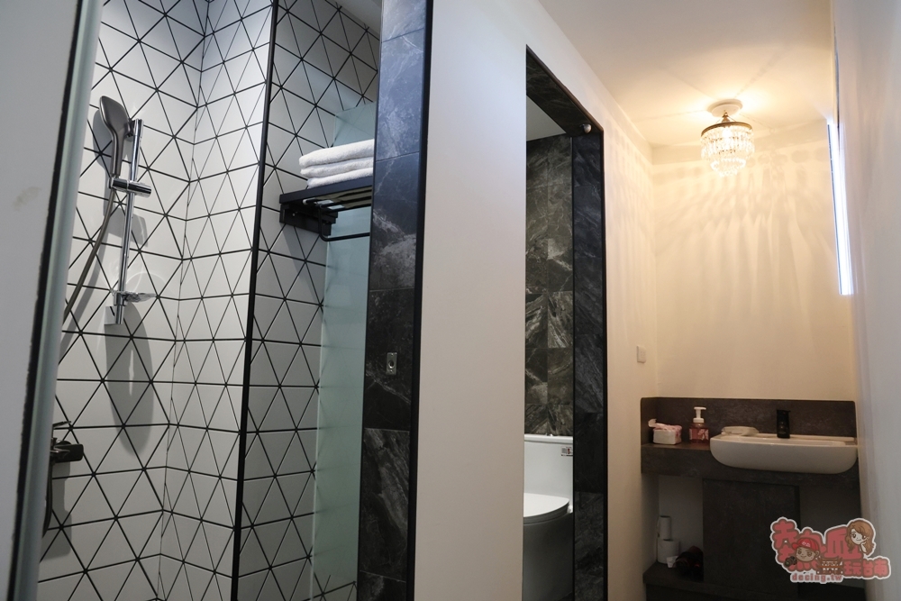 【安平包棟民宿】美萊茵安平民宿三館:可容納6–40人多人住宿，KTV、麻將桌、飛鏢機、免費停車一次滿足~