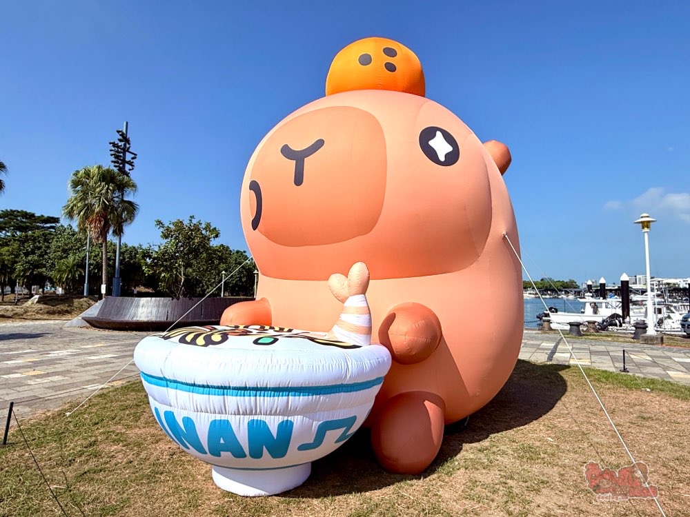 【台南景點】超大卡皮巴拉現身台南安平！圓滾滾的卡皮配上海景好拍又好逛