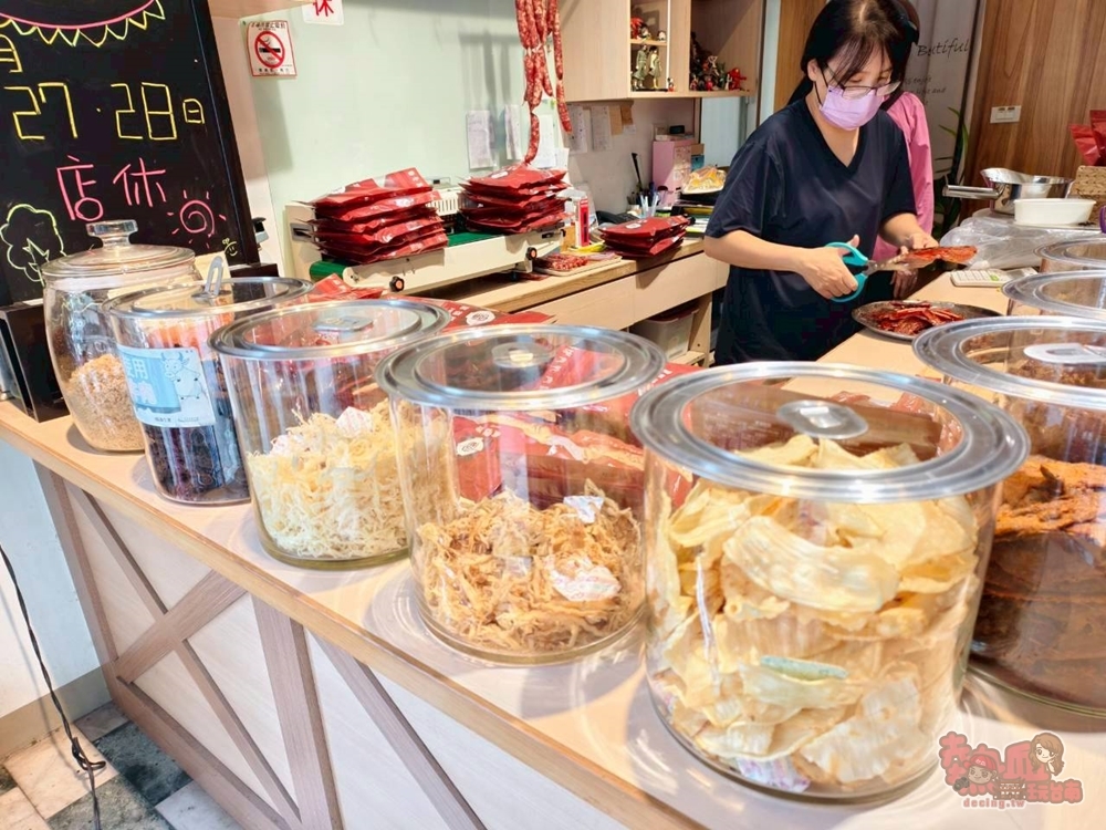【台南美食】富香牌肉乾肉鬆:台南在地50年老店,快失傳的古早味炭燒豬肉乾,好吃到流眼淚~