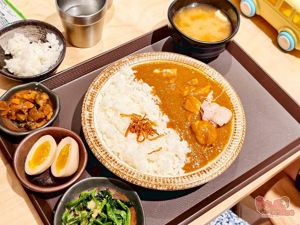 【台南美食】新高軒咖喱:新高軒咖哩南部首間店在新光小北門,日系風格咖哩,以蔬果熬煮咖哩醬,套餐可免費續白飯一碗~