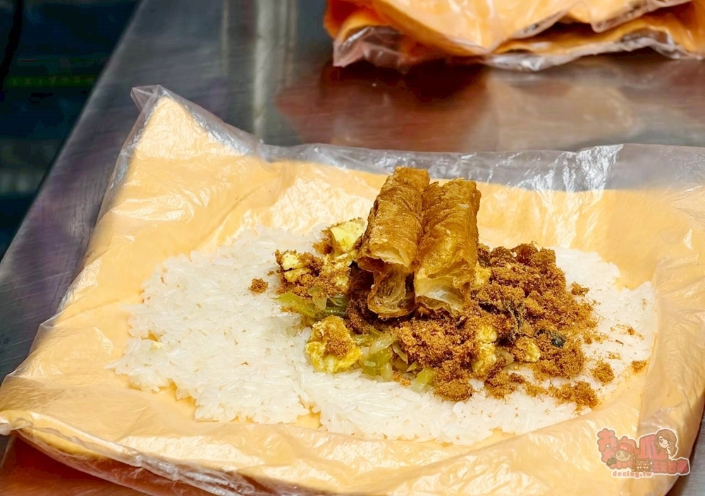 【台南美食】阿雪ㄟ飯糰:不推薦你會找不到的古早味飯糰,隱身在東區崇誨國宅市場內~