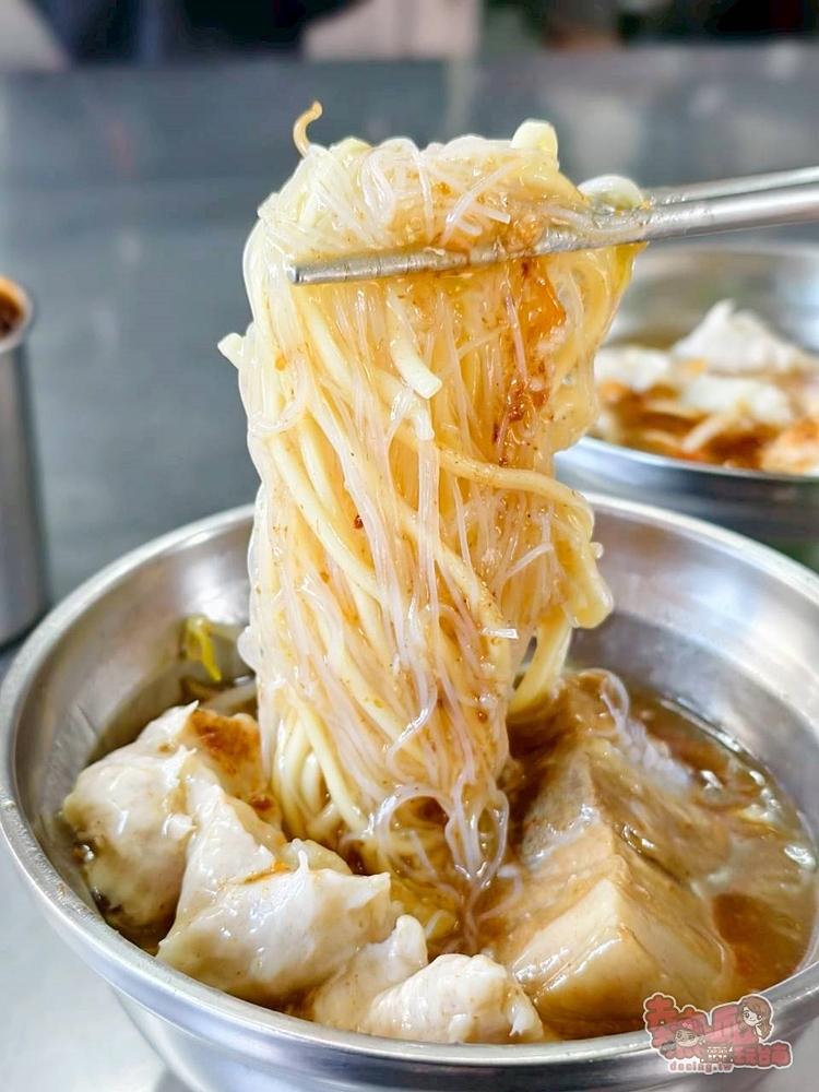【台南美食】下大道旗魚羹:在地70年老店,台南最佛最好吃旗魚羹,銅板價只要40元,渾厚的沙茶香氣超對味~