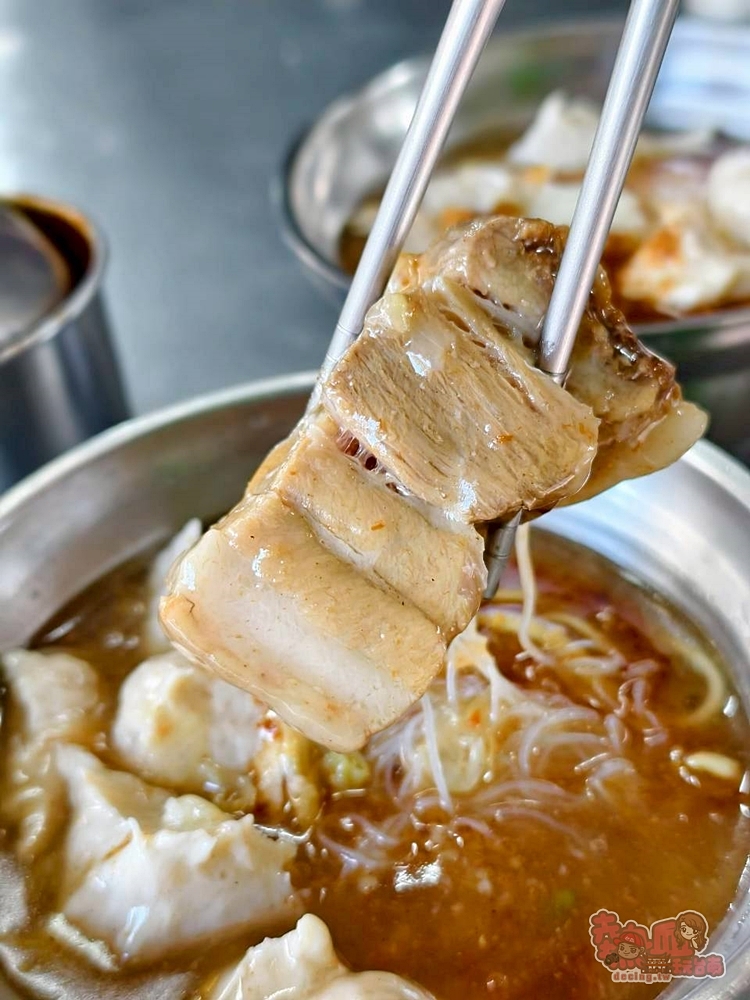 【台南美食】下大道旗魚羹:在地70年老店,台南最佛最好吃旗魚羹,銅板價只要40元,渾厚的沙茶香氣超對味~