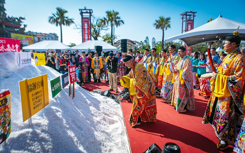 【台南活動】2025鯤鯓王平安鹽祭：南鯤鯓代天府 x 世界最大鹽祭典！走一趟北門鹽鄉，祈福、看海~
