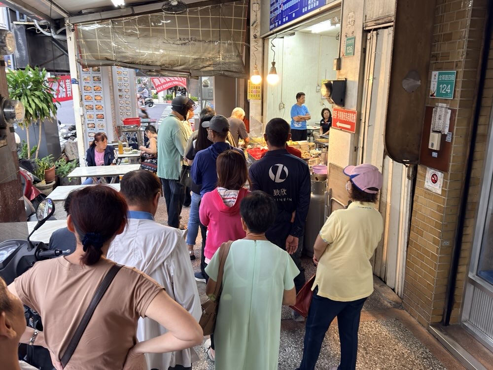 【台南美食】金華路無名飯桌:台南傳奇飯桌仔,一天只開晚上四小時,每次來都排爆~