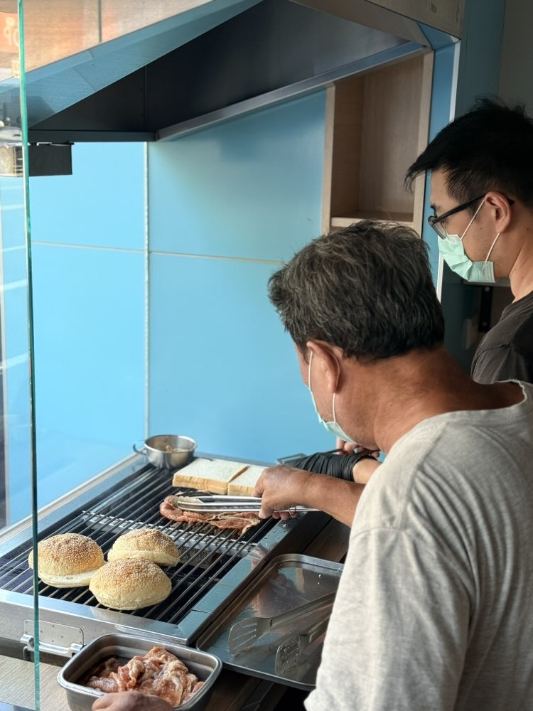 【台南美食】南人碳明治！內行人才知道的碳烤土司專賣店，早餐也可以吃到手打漢堡肉~