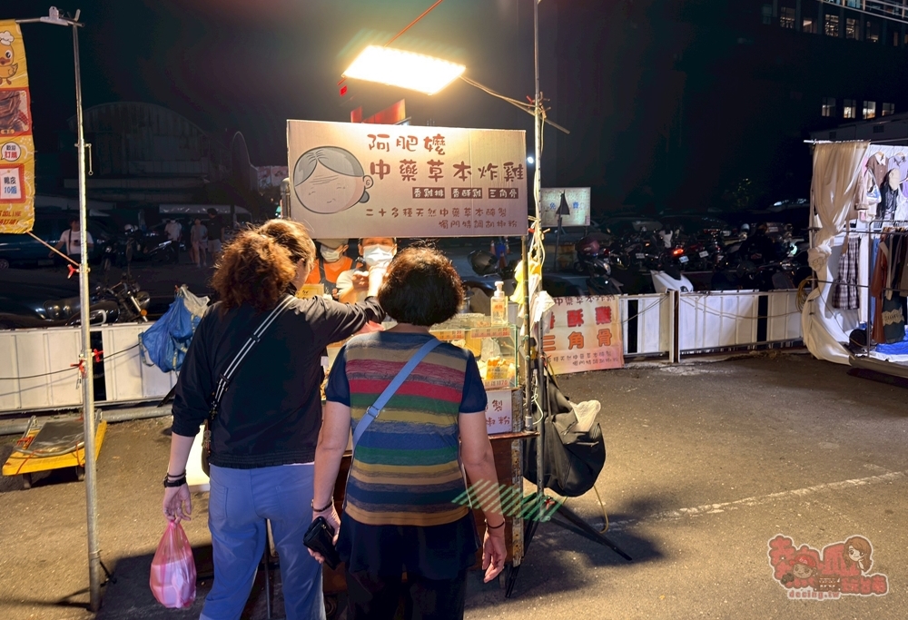 【台南美食】阿肥嬤炸雞:夜市隱藏版中藥炸雞,中藥炸雞味道渾厚,雞肉大塊充滿香氣,真的有夠好吃~