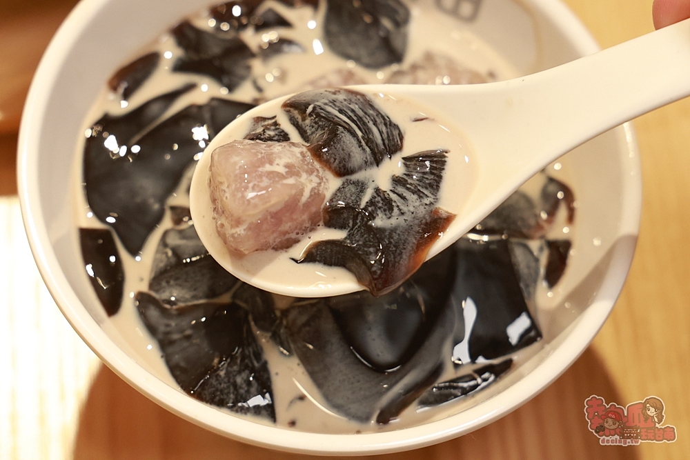 【台南美食】QQ田甜品工坊:東區超人氣冰品店,料多價格實在,日系雪花冰.紅豆湯.嫩仙草超激推~