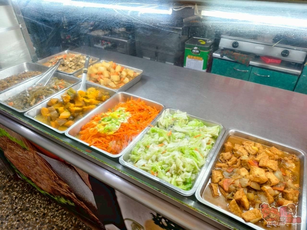 【台南美食】阿林排骨大王:只營業中午時段的便當店,必點排骨和大雞腿,仙草凍飲,爆料湯品都免費喝~