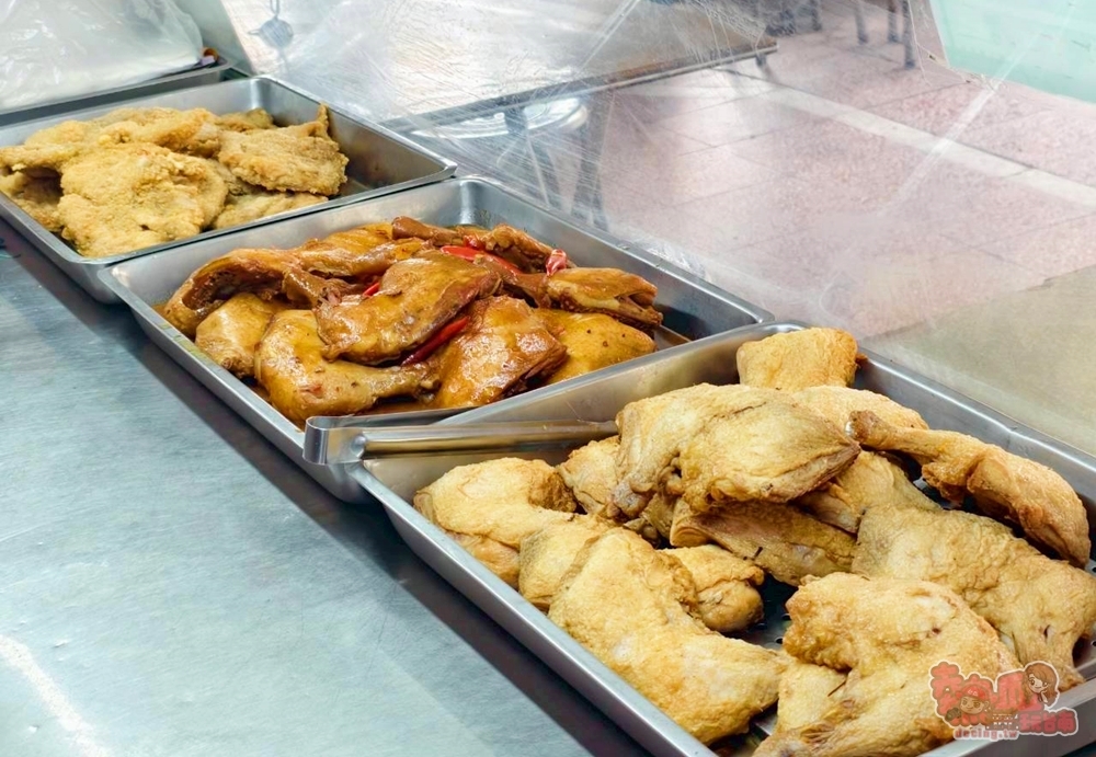 【台南美食】阿林排骨大王:只營業中午時段的便當店,必點排骨和大雞腿,仙草凍飲,爆料湯品都免費喝~