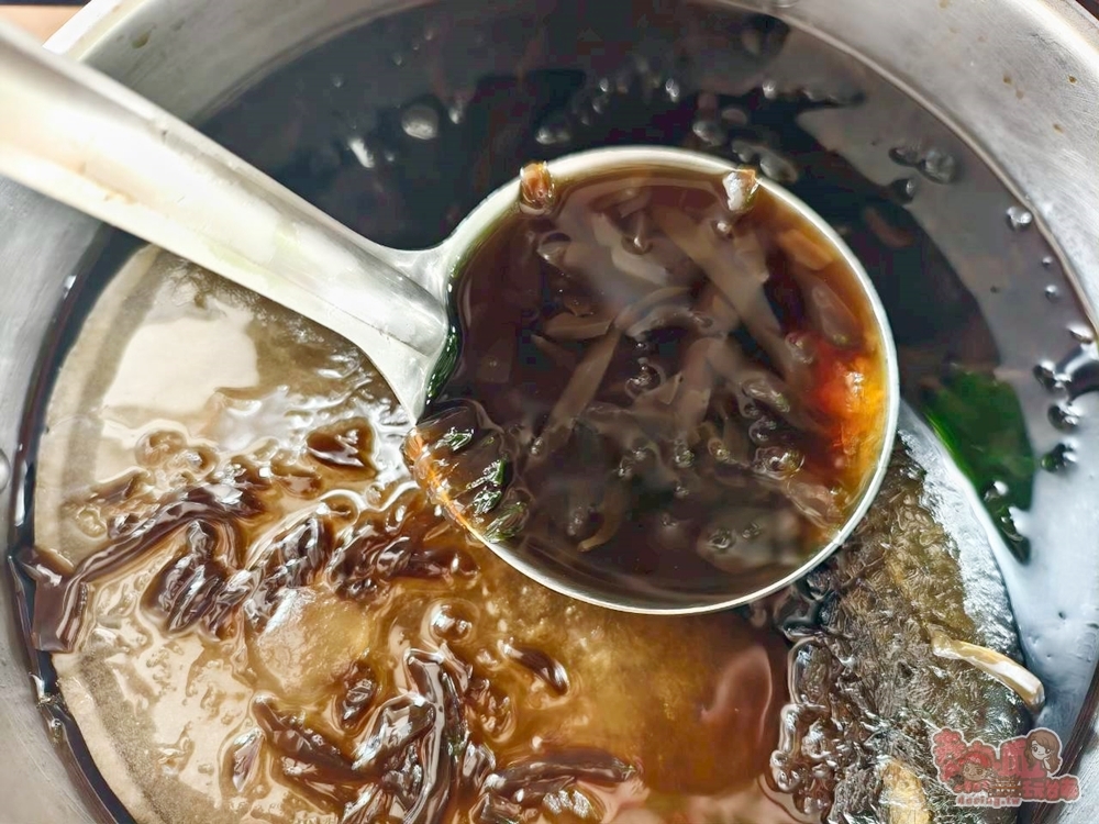 【台南美食】阿林排骨大王:只營業中午時段的便當店,必點排骨和大雞腿,仙草凍飲,爆料湯品都免費喝~