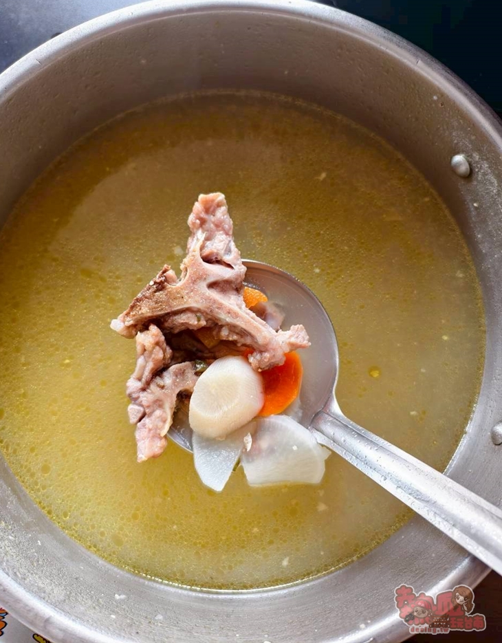 【台南美食】阿林排骨大王:只營業中午時段的便當店,必點排骨和大雞腿,仙草凍飲,爆料湯品都免費喝~