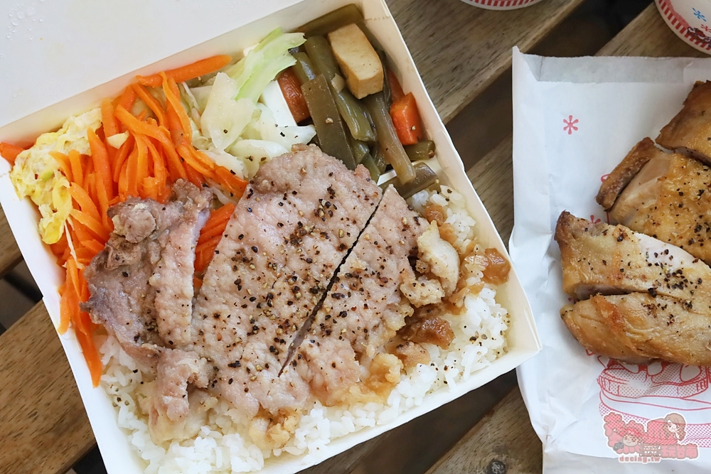 【台南美食】阿林排骨大王:只營業中午時段的便當店,必點排骨和大雞腿,仙草凍飲,爆料湯品都免費喝~