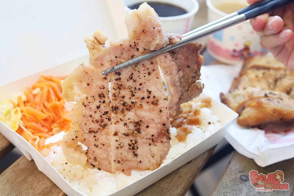 【台南美食】阿林排骨大王:只營業中午時段的便當店,必點排骨和大雞腿,仙草凍飲,爆料湯品都免費喝~