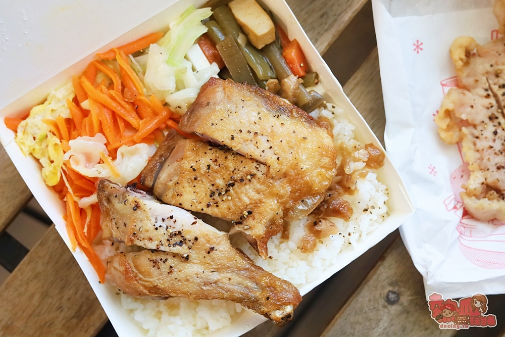【台南美食】阿林排骨大王:只營業中午時段的便當店,必點排骨和大雞腿,仙草凍飲,爆料湯品都免費喝~