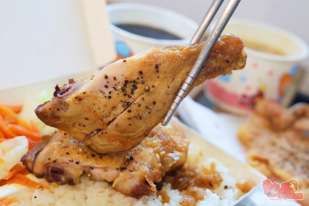 【台南美食】阿林排骨大王:只營業中午時段的便當店,必點排骨和大雞腿,仙草凍飲,爆料湯品都免費喝~