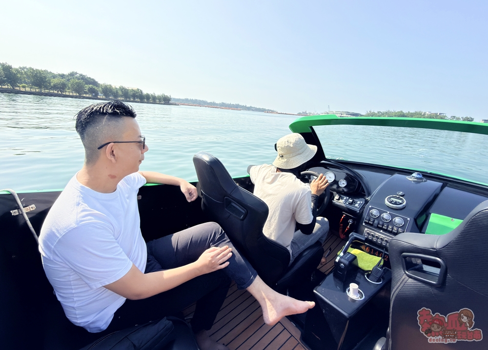 【台南旅遊】有艇俱樂部:台南唯一水上超跑,不用飛杜拜也能享受敞篷遊艇在水上的帥英姿,教你怎樣玩划算~